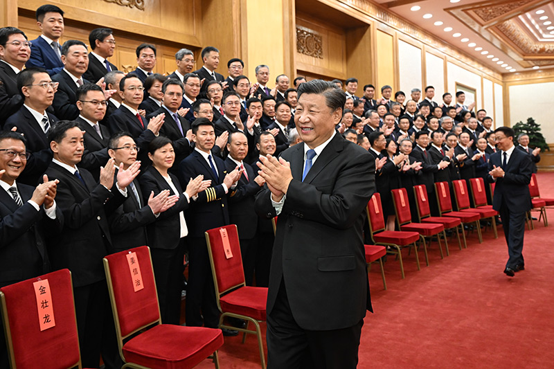 9月30日，习近平总书记在北京人民大会堂会见C919大型客机项目团队代表并参观项目成果展览。这是总书记会见C919大型客机项目团队代表。